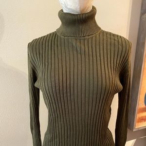 Neiman Marcus Green Silk Turtleneck Size L